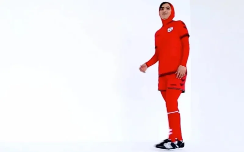 La marque Hummel lance la tenue sportive avec « voile intégré »