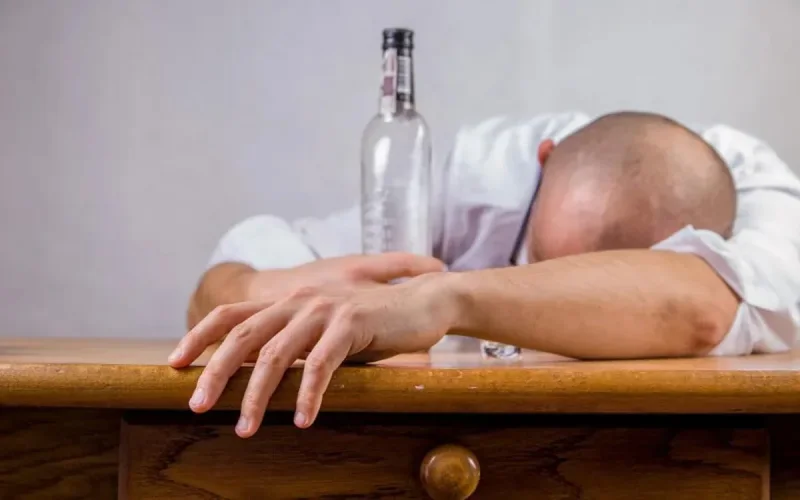 Un enseignant avec une bouteille de Whisky dans une classe à Benslimane