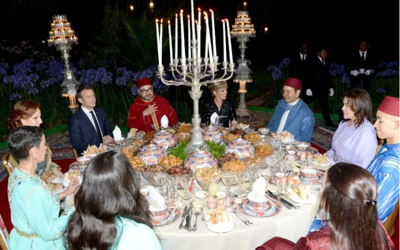 Quand Mohammed VI présente la famille royale à Emmanuel Macron (vidéo)