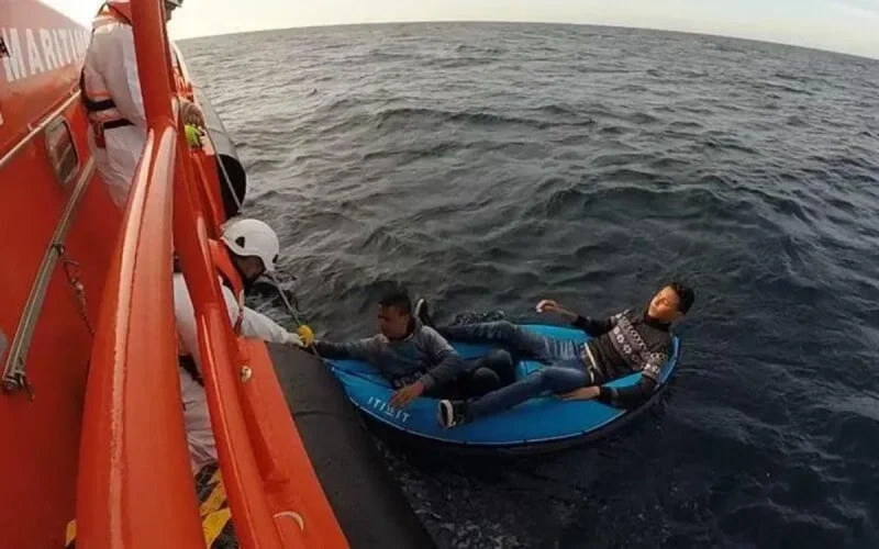 Deux mineurs traversent le détroit de Gibraltar sur une chambre à air