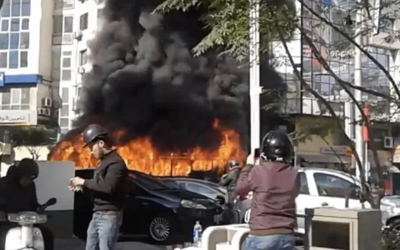 Un bus prend feu à Casablanca (vidéo)