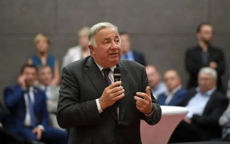 Gérard Larcher appelle Emmanuel Macron à « clarifier les choses » sur la laïcité