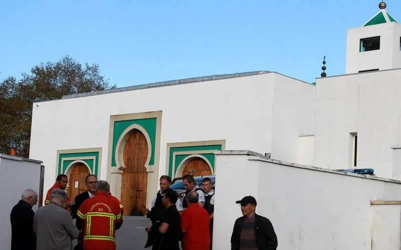 Mosquée de Bayonne : Macron condamne une « attaque odieuse »