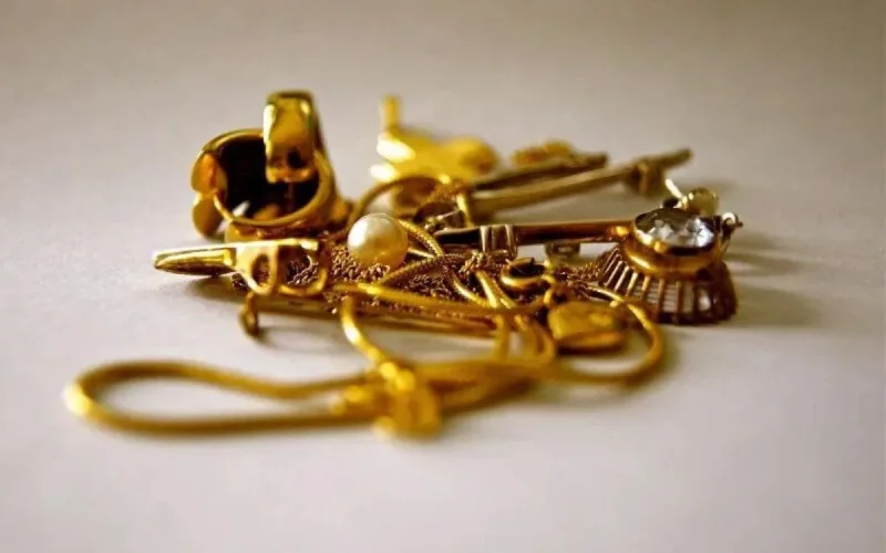 Les bijoux de son employeuse lui ont fait perdre la raison