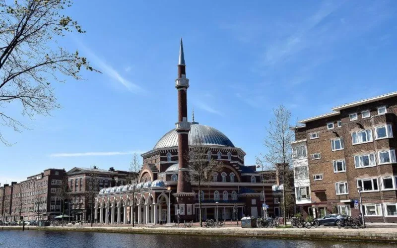 Amsterdam autorise l'appel à la prière