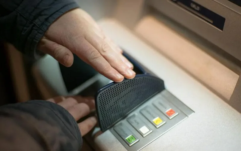 Maroc : un enfant de 10 ans subtilise 360.000 dirhams à une banque