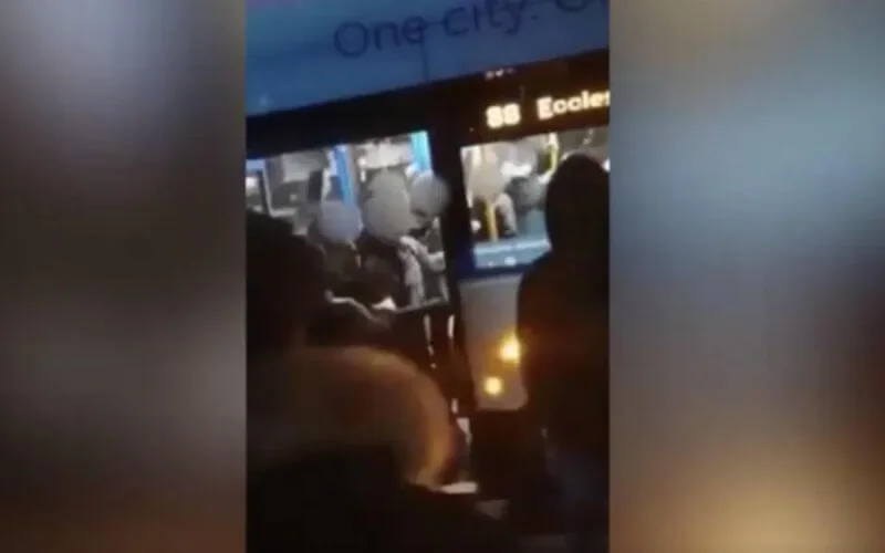Grande-Bretagne : une fille en hijab violemment agressée (vidéo)