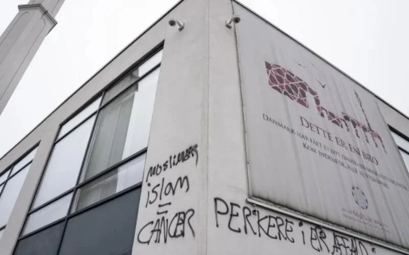 Islamophobie et racisme : une mosquée de Copenhague vandalisée par des graffitis