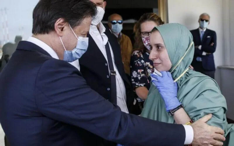 Enlevée au Kenya en 2018, une Italienne se convertit à l'islam en prison