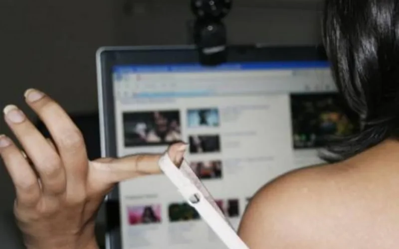 Quatre arnaqueurs écroués pour sextorsion et chantage