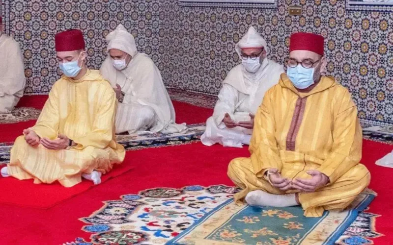 Roi Mohamed VI : une prière avec le respect des gestes barrières