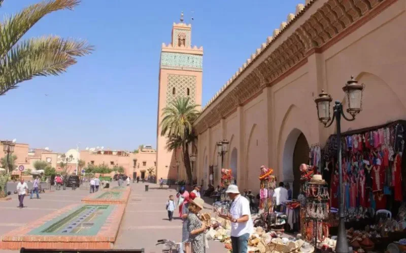 Le Maroc ferme la porte aux touristes