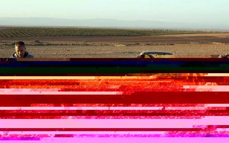 Un "road movie" documentaire en Renault 12 tourné entre la France et le Maroc (vidéo)