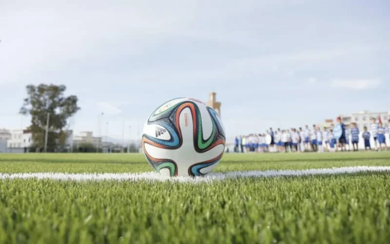 Botola : la FRMF siffle la fin de règne des pelouses synthétiques