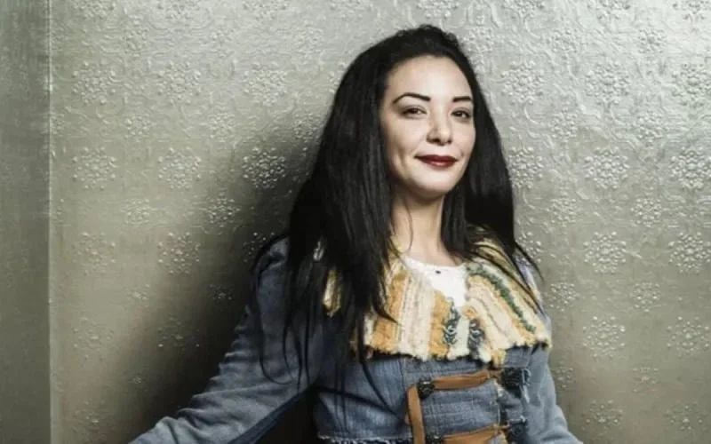 Loubna Abidar prend la défense de « moulat el khimar »