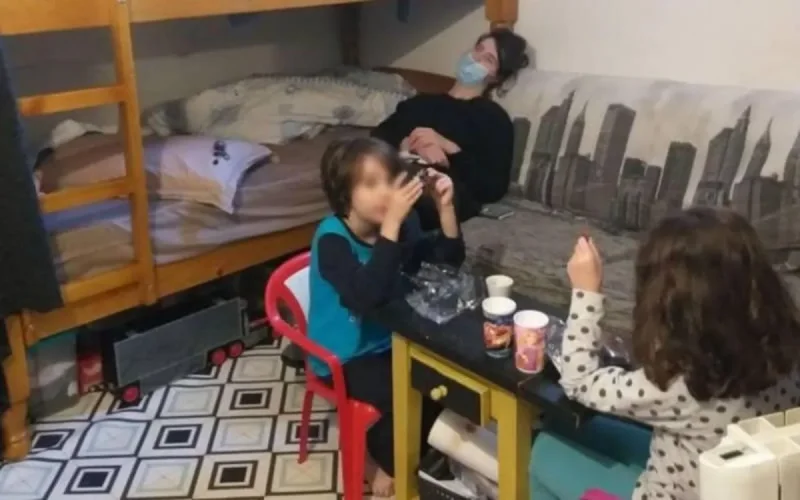 Paris : la famille Bouziri, à cinq, dans un 12 m²