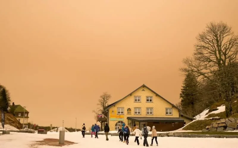 Le nuage de sable du Sahara traverse à nouveau l'Europe