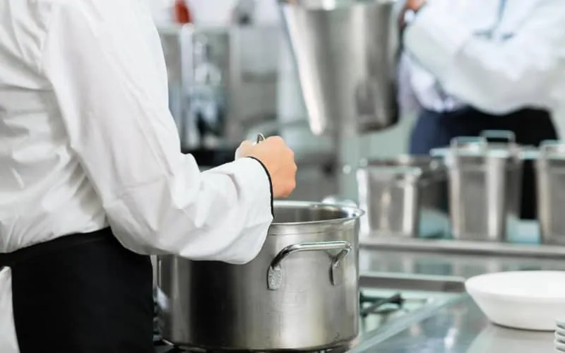 Un chef cuisinier marocain jugé pour viols et agressions sexuelles en France