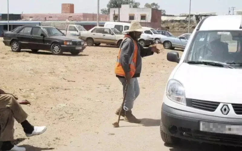 Le racket des gardiens de voitures au Maroc dénoncé