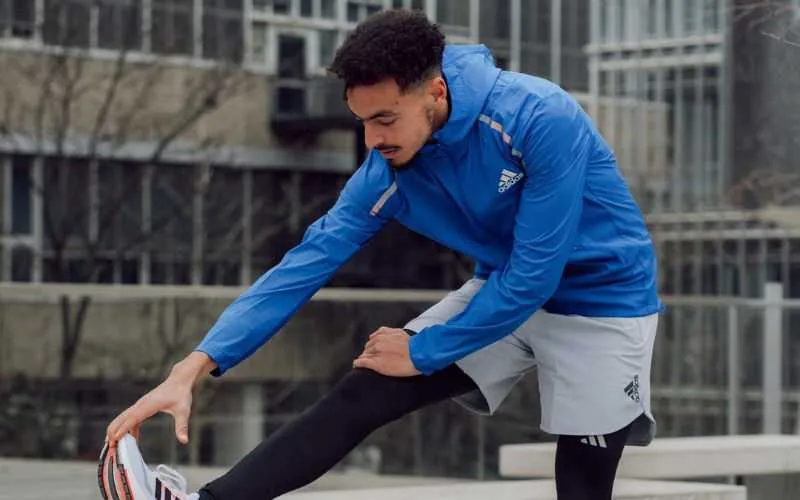 Iliass Aouani, recordman italien du marathon, répond avec élégance aux injures racistes