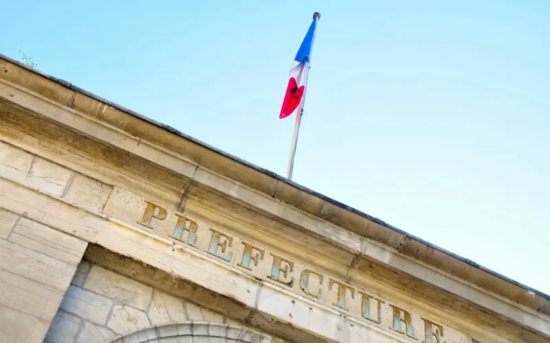 Cette Marocaine croyait son titre toujours en cours : la justice lui apprend qu'il était refusé depuis 2025