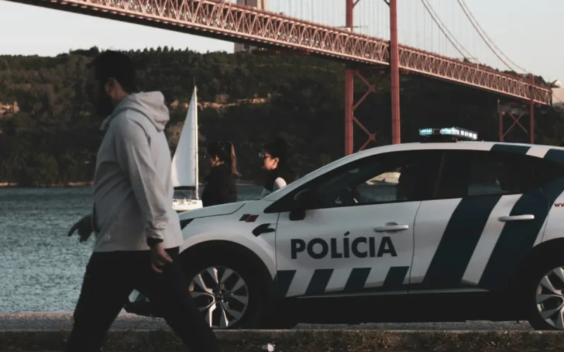 Menotté par deux policiers, ce Marocain meurt vingt jours plus tard : ils sont jugés au Portugal