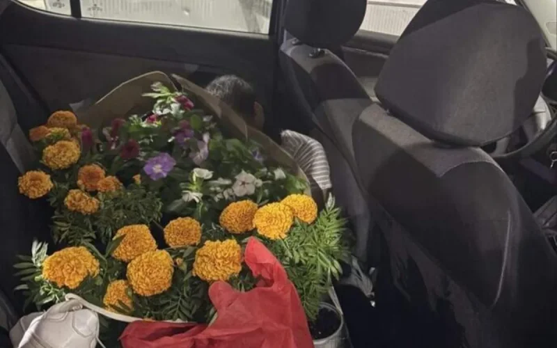 Son épouse marocaine cachée sous des fleurs, un Belge arrêté à la frontière