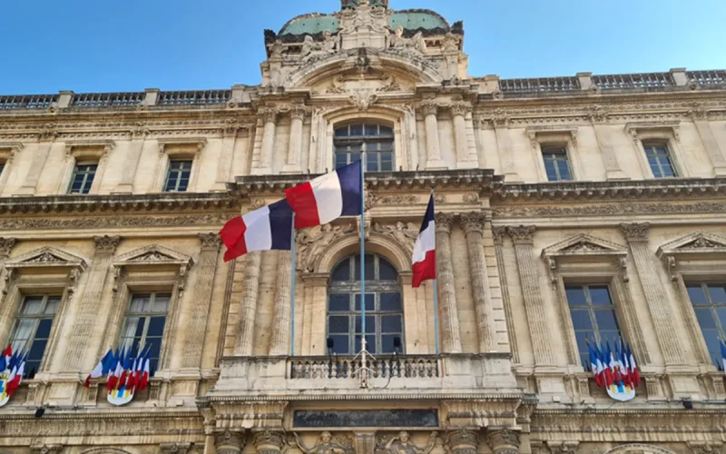 La préfecture bloque son titre pendant onze mois : cette Marocaine lui fait payer 1 100 euros