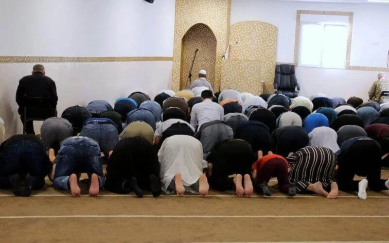 Des mosquées en France rendent obligatoire le port du masque
