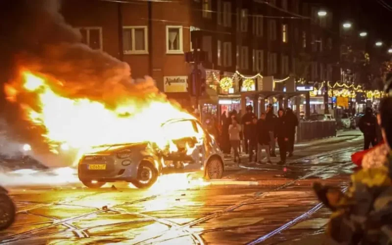 Le Vlaams Belang derrière la grande viralité des vidéos d'émeutes après Belgique-Maroc