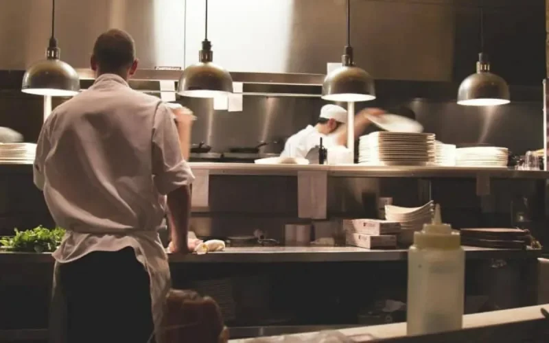 En manque cruel de personnel, les restaurateurs français comptent recruter des Marocains