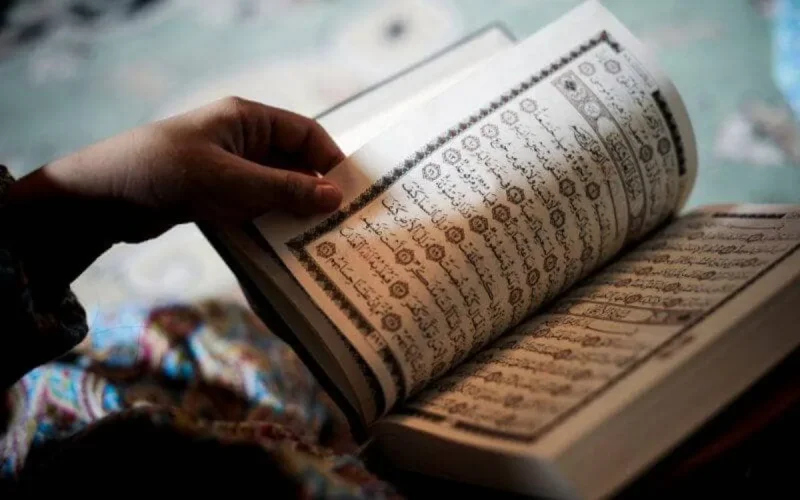 Les Marocains exigent le retour des copies du Coran dans les mosquées