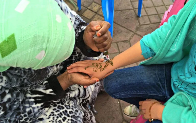 Arnaque à Marrakech : un tatouage au henné à 1 200 dirhams