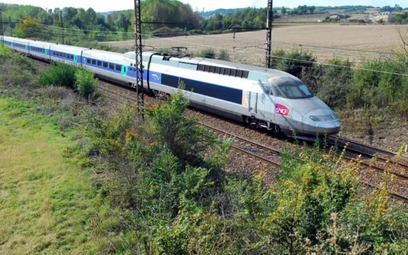 De la France au Maroc en train : le récit de Nassira El Moaddem