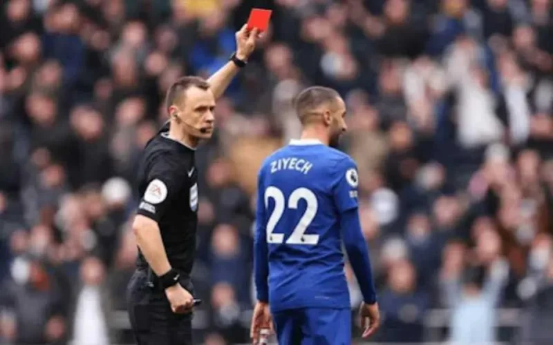 Hakim Ziyech expulsé pour une gifle... mais le VAR le réintègre (vidéo)